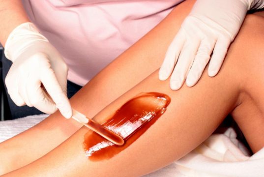 Шугаринг или восковая эпиляция — что выбрать?