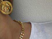 Как носить крупные или минималистичные украшения из золота?