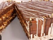 Торт Сникерс без выпечки: дети будут в восторге