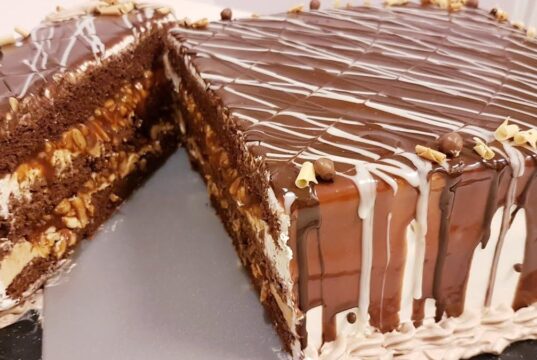 Торт Сникерс без выпечки: дети будут в восторге