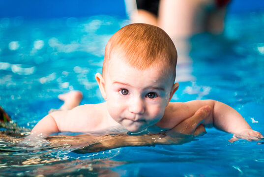 Плавание детей в возрасте до года: особенности и нюансы