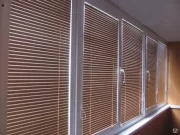 Подойдут ли на балкон обычные жалюзи? Особенности выбора