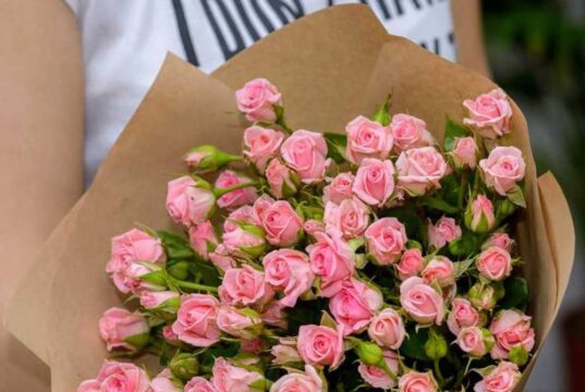 Причины популярности кустовых роз: доставка букетов по городам Украины