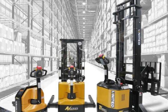 Самоходные штабелеры: виды и критерии выбора