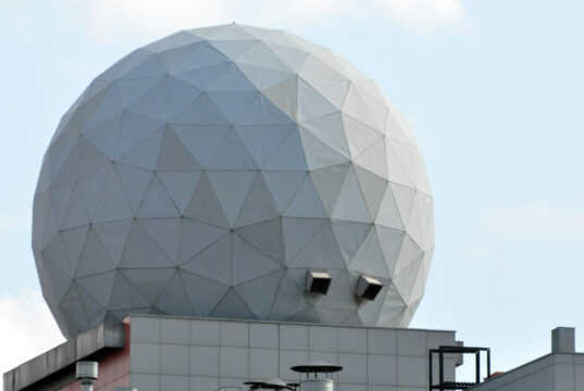 Радиопрозрачные укрытия из стеклопластика: особенности и сферы применения