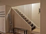 Использование лестничных перегородок из дерева в интерьере