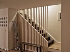 Использование лестничных перегородок из дерева в интерьере