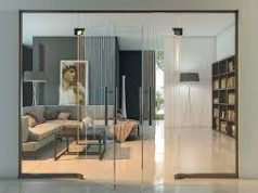 Где лучше всего расположить стеклянные двери